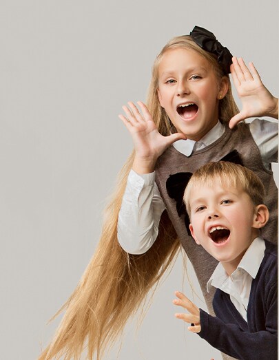 Dzieci wykonujące gesty