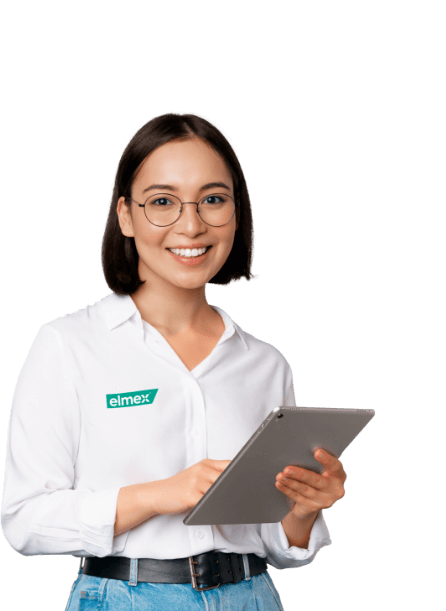 femeie zâmbitoare care ține o tabletă